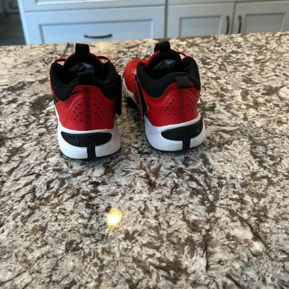 Nike Kids Preschool Hustle D11 Basketball Shoes - Picture 7 of 8